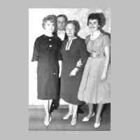 022-1065 Frau Selma Becker (Saegewerk Goldbach) mit ihren Kindern , Klaus, Ilse und Margitta im Jahre 1959.jpg